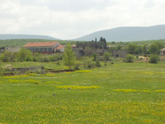 Pogled s groblja na Školu